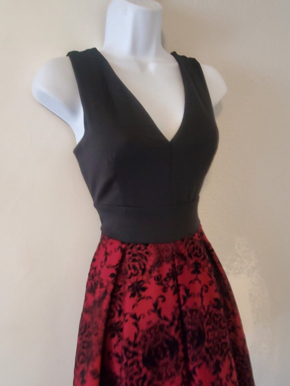 Haute Monde V Neck Black & Burgundy Fit N Flare  Velvet Pleated Full Skirt Dress - Picture 4 of 7